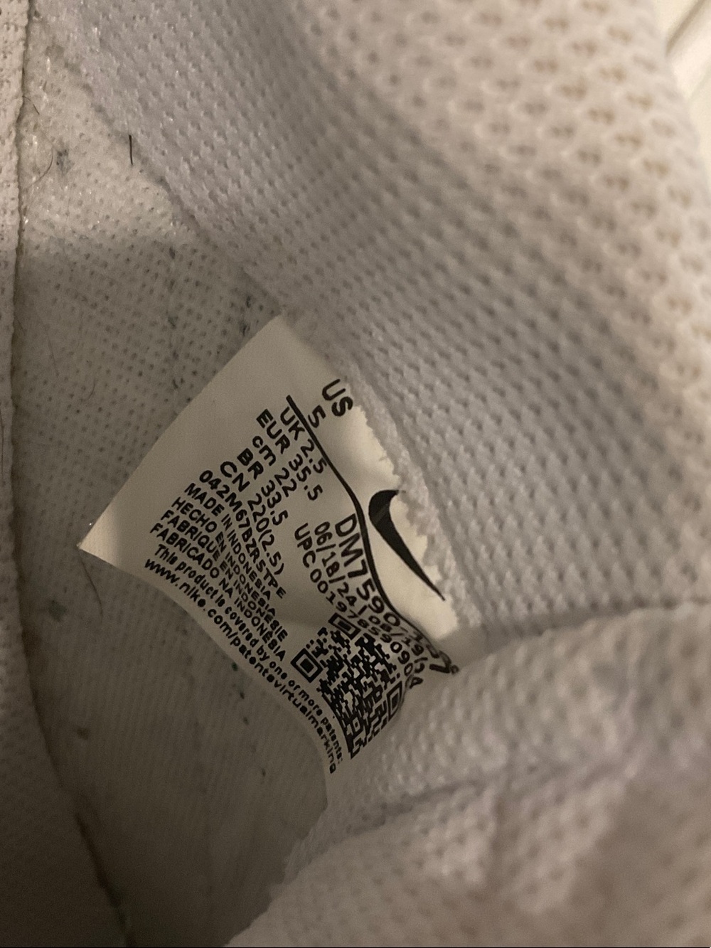 Nike White Sneakers with Black Soles - Picture 5 of 7